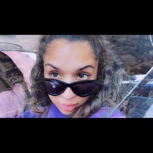 Meet your Posher, Leila